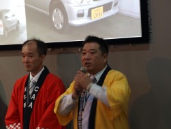 大発声前に新井部会長と佐々木指導環境委員長のコンビで目標を発表