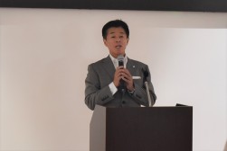 祝辞を述べる安藤弥冨市長