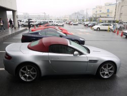 玄関前には出品された高級輸入車が並ぶ