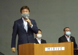 挨拶に立つJU神奈川安藤会長理事長