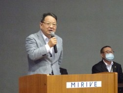 挨拶に立つ荒井商事荒井会長