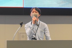 セリ前に挨拶を述べる瀬田社長