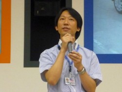 挨拶に立つ瀬田大副社長