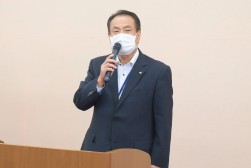 セリ前のセレモニーで挨拶を述べる松田理事長