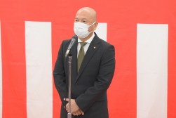 セリ前のセレモニーで挨拶を述べる宮本理事長