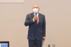 セリ前に挨拶を述べる浦田会場長