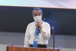 セリ前に挨拶を述べる西山会場長代行