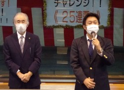 挨拶に立つ安藤理事長（右）と山田ＯＢ会会長（左）