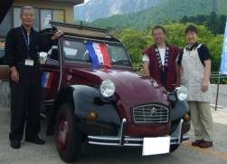 林大二郎社長（左）と納車された２ＣＶ