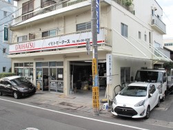 岡山市北区内の閑静な住宅街に立地する本店