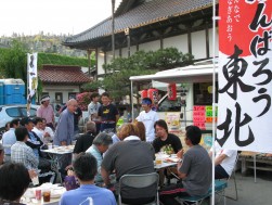 被災地と「クルマ好き」が基点の縁が再会（6月19日、陸前高田市　慈恩寺にて）