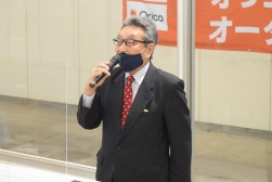 来賓挨拶を行うJUコーポレーション・鈴木副社長
