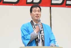 セリ前のセレモニーで挨拶を述べる兼松理事長