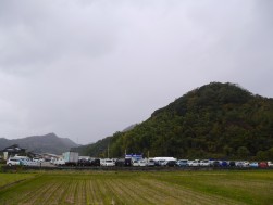 田園風景の中に溶け込むオークション会場