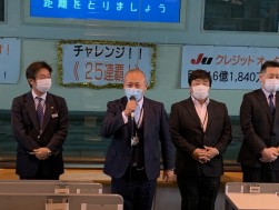 挨拶に立つJU東京青年部東山筆頭副部会長