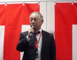 挨拶に立つ大東会場長