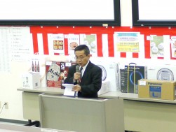 セリ前の挨拶に立つ堀越健治会場長