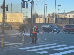 交通指導員として地元の子どもたちを見守る