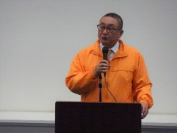 挨拶を述べる萩田理事長