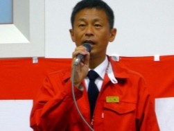挨拶に立つ三輪裕昭会場長