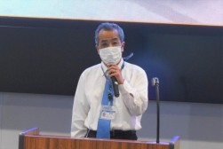 セリ前に挨拶を述べる西山和正会場長代行　　