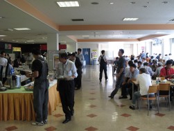 取引の合間に食事する会員で賑わう
