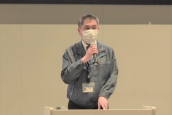 セリ前に挨拶を行う髙山浩光次長