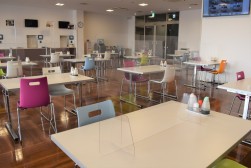 食堂や喫茶スペースには新型コロナウイルス感染対策としてアクリルボードを設置