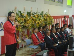 挨拶を行う荒井寿一会長