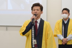 セリ前に挨拶を述べる成田青年部会長