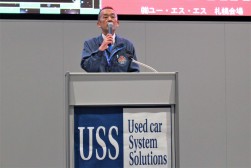 セレモニーで挨拶に立つ菅田会場長