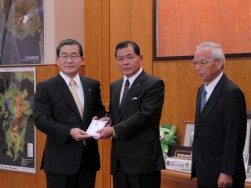 伊藤祐一郎鹿児島県知事へ義援金を寄付
