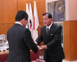 県知事へ義援金を手渡すＪＵ鹿児島の北薗理事長