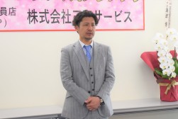 挨拶を述べる水野社長