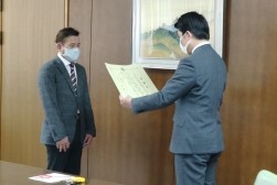 柴橋市長市長より感謝状が手渡された