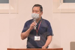 セリ前に説明を行う後藤室長