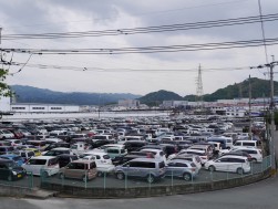 会場前の出品ヤードは満車に