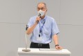 セリ前に挨拶を述べる池田会場長