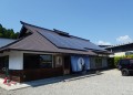 屋根に太陽光パネルを備え 脱炭素化を実現するしのぶや本店