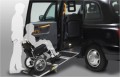 室内床部分格納＋トランク内収納補助用の車椅子用スロープで力の弱い補助者も楽に車椅子を押せる