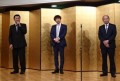 中締めの挨拶に立つ左から安藤副会長副理事長、大木副会長副理事長、鬼島副会長副理事長