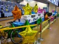 セリ会場に陳列されたダーツゲームの賞品