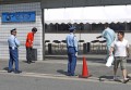 早朝、玄関前で挨拶に立つ森会場長