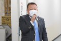 冒頭で挨拶を行う高垣小売振興委員長