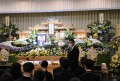 葬儀委員長の徳永純氏が参列者に感謝の言葉を述べた