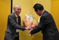 木村名誉会長に感謝の花束を贈呈