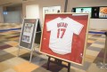 大谷翔平選手のサイン入りユニホームを展示、多くの会員が足を止めた