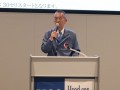 セレモニーで謝辞を述べる菅田会場長