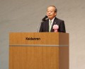 総会後懇親会であいさつに立つ内山田会長