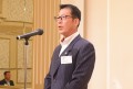 懇親会であいさつを述…